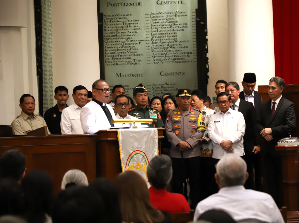 Menko Polkam Djamari Chaniago meninjau persiapan dan keamanan Gereja Immanuel untuk Ibadah Misa Malam Natal (Ashar/SinPo.id)