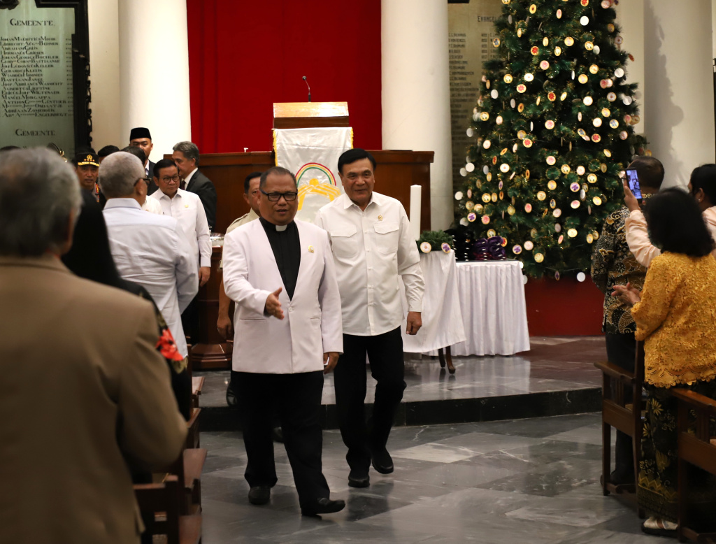 Menko Polkam Djamari Chaniago meninjau persiapan dan keamanan Gereja Immanuel untuk Ibadah Misa Malam Natal (Ashar/SinPo.id)