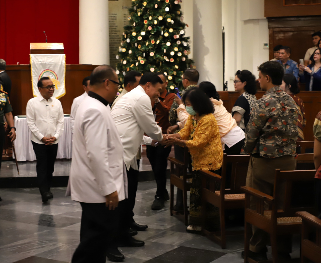 Menko Polkam Djamari Chaniago meninjau persiapan dan keamanan Gereja Immanuel untuk Ibadah Misa Malam Natal (Ashar/SinPo.id)