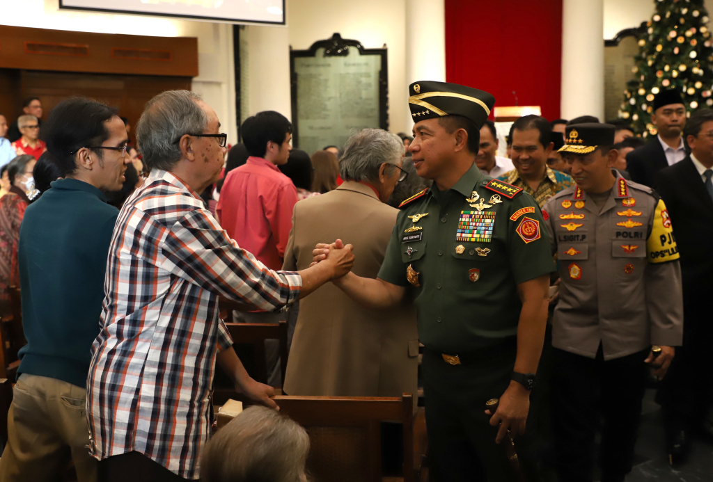 Menko Polkam Djamari Chaniago meninjau persiapan dan keamanan Gereja Immanuel untuk Ibadah Misa Malam Natal (Ashar/SinPo.id)