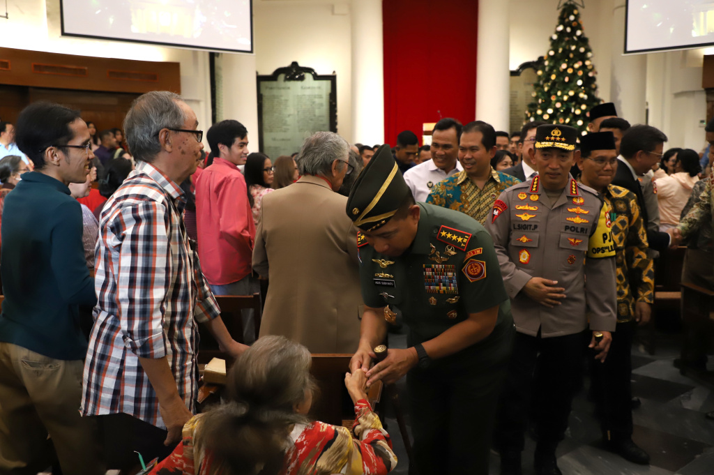 Menko Polkam Djamari Chaniago meninjau persiapan dan keamanan Gereja Immanuel untuk Ibadah Misa Malam Natal (Ashar/SinPo.id)