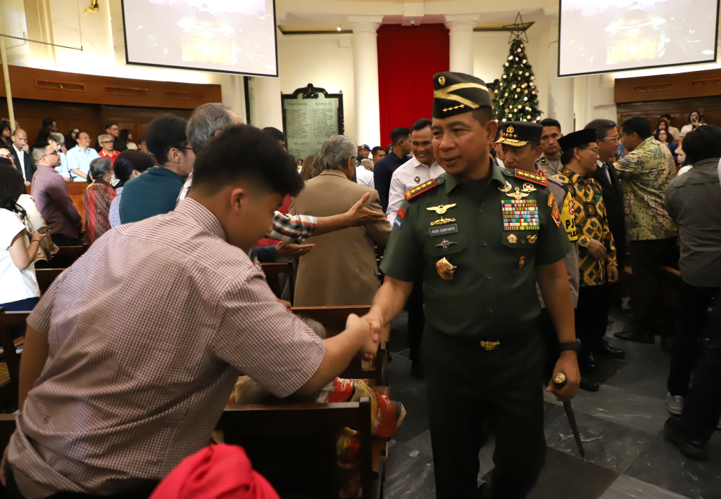 Menko Polkam Djamari Chaniago meninjau persiapan dan keamanan Gereja Immanuel untuk Ibadah Misa Malam Natal (Ashar/SinPo.id)