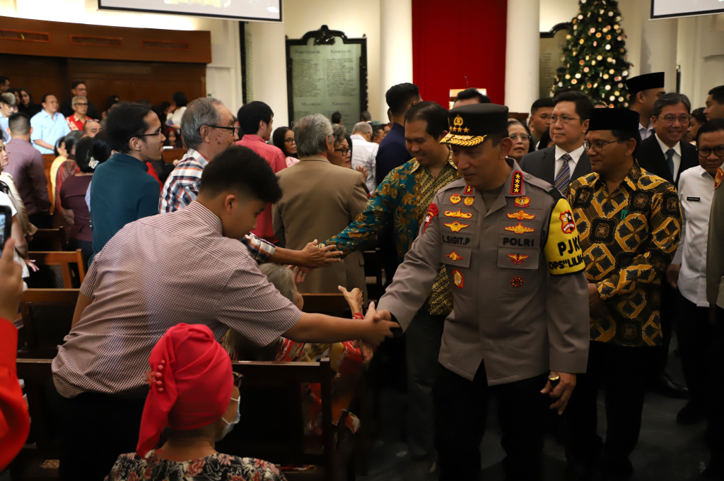 Menko Polkam Djamari Chaniago meninjau persiapan dan keamanan Gereja Immanuel untuk Ibadah Misa Malam Natal (Ashar/SinPo.id)