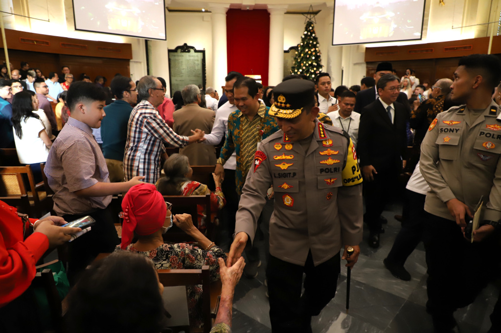 Menko Polkam Djamari Chaniago meninjau persiapan dan keamanan Gereja Immanuel untuk Ibadah Misa Malam Natal (Ashar/SinPo.id)