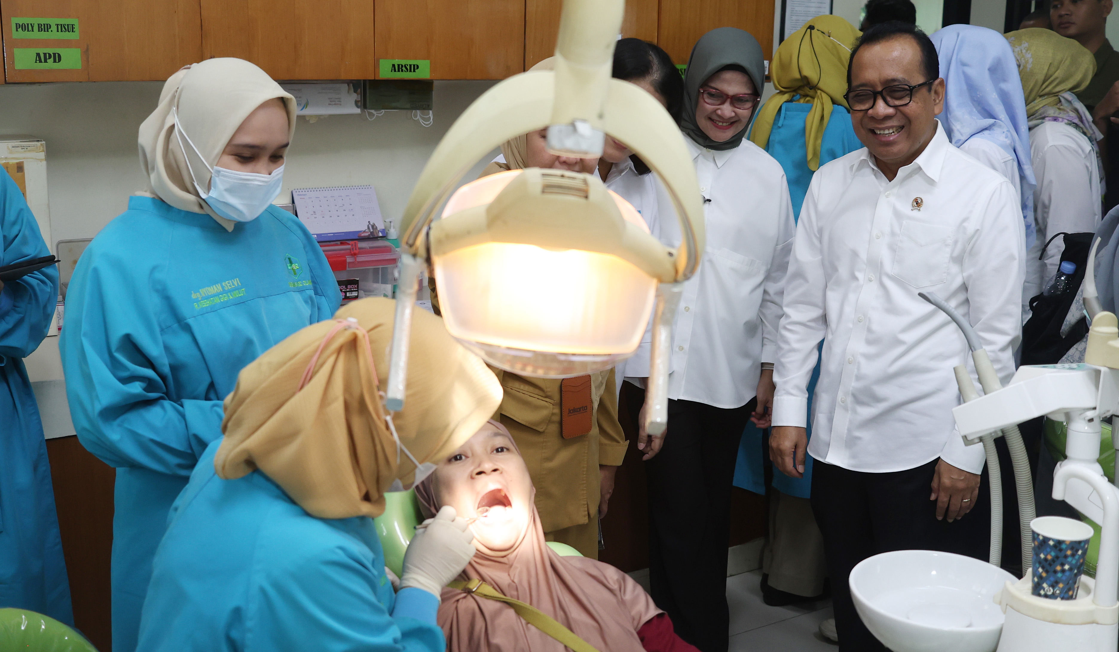 Menko Pratikno, tinjau CKG di Puskesmas Cilandak. (Agus Priatna/SinPo.id)