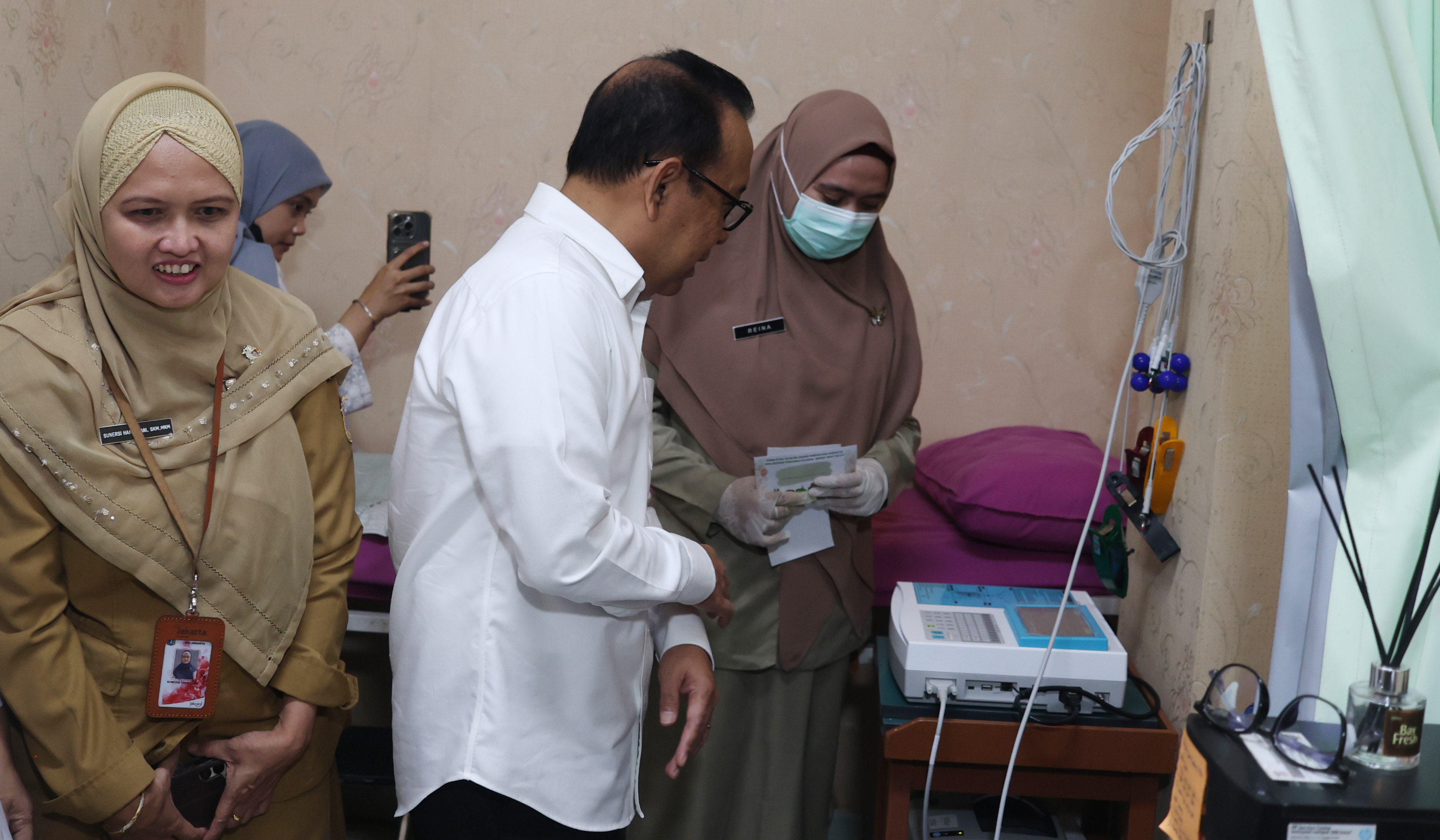 Menko Pratikno, tinjau CKG di Puskesmas Cilandak. (Agus Priatna/SinPo.id)
