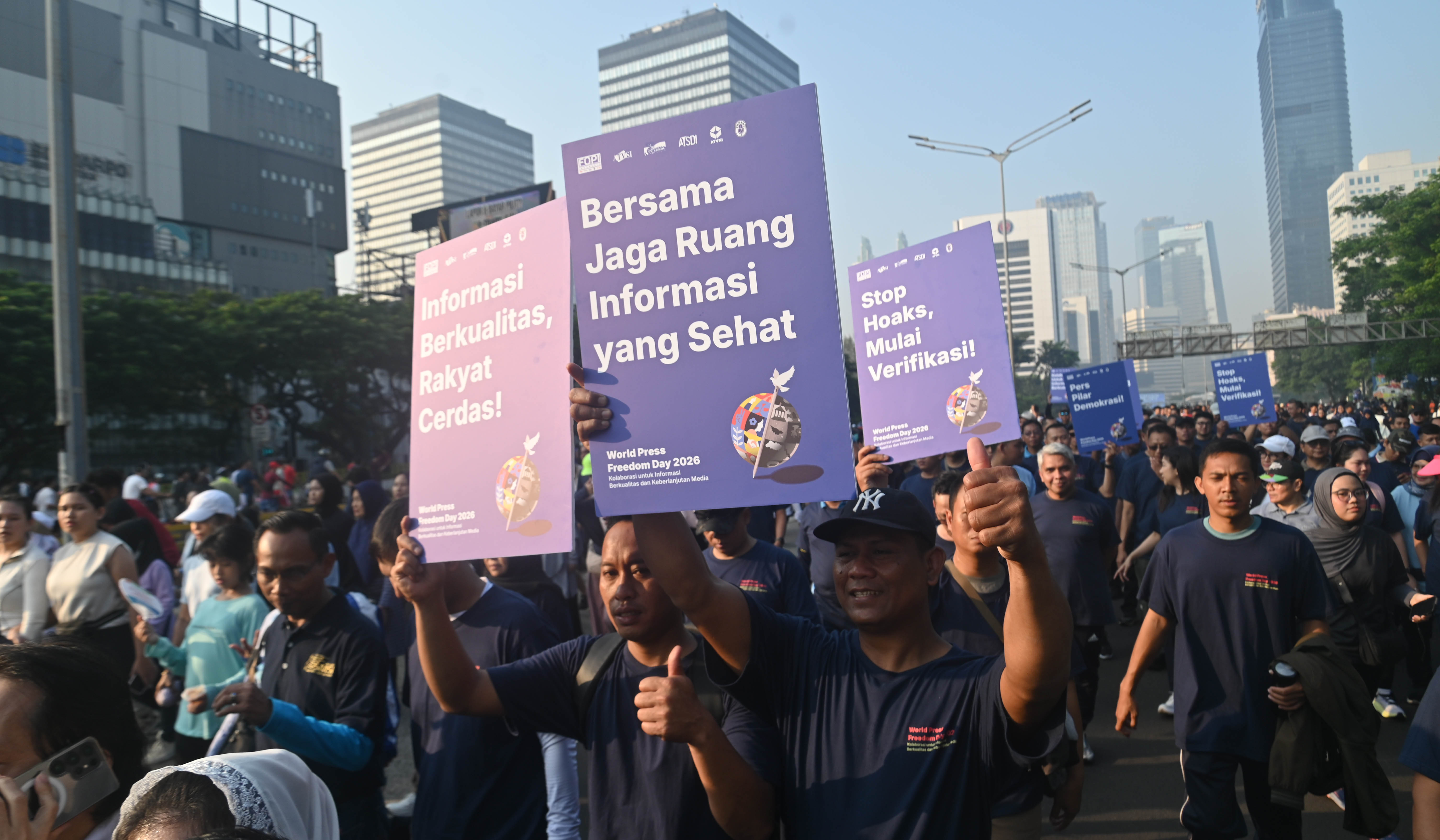 Jalan sehat peringati Hari Kebebasan Pers Dunia. (Agus Priatna/SinPo.id)