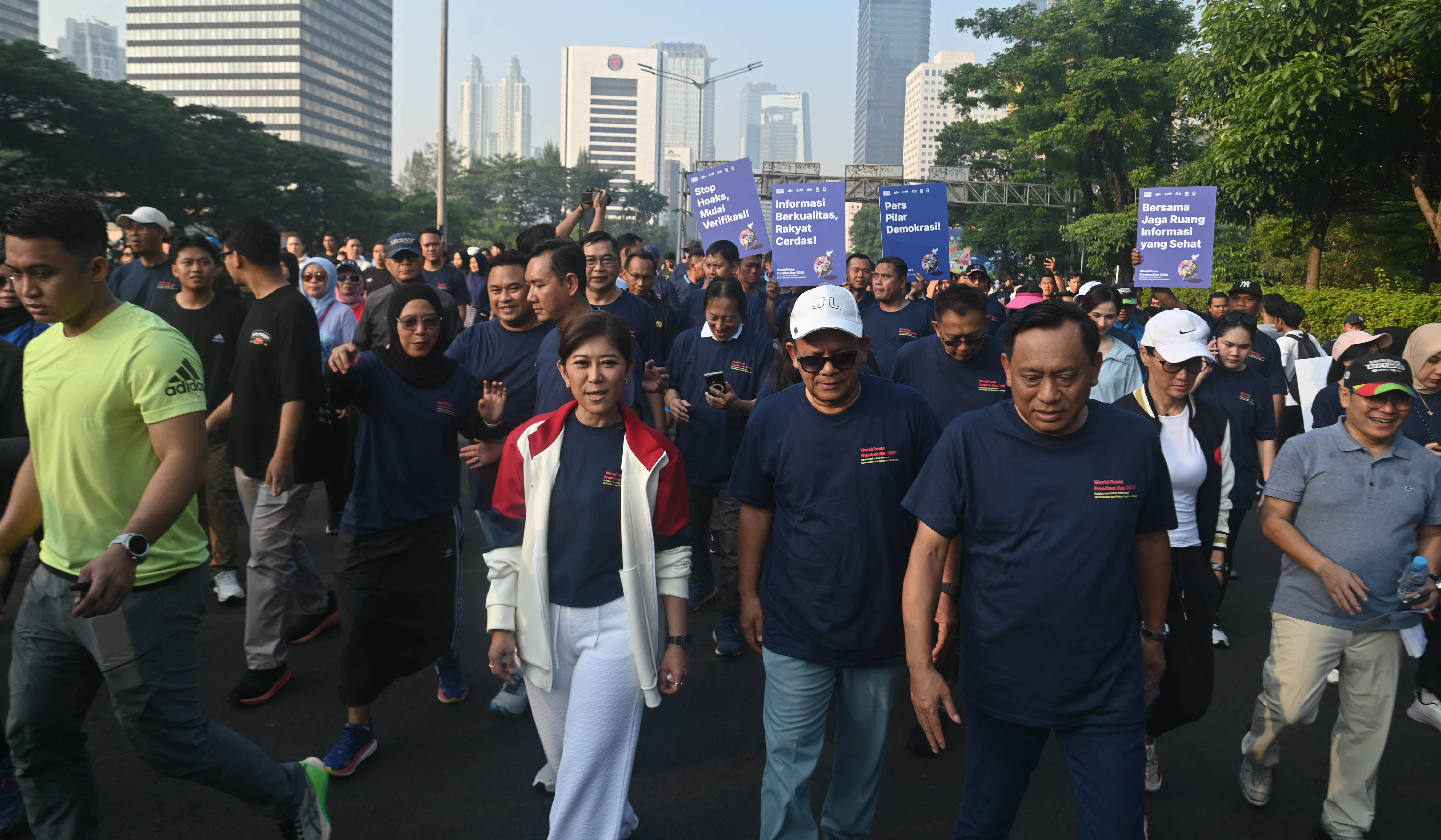 Jalan sehat peringati Hari Kebebasan Pers Dunia. (Agus Priatna/SinPo.id)