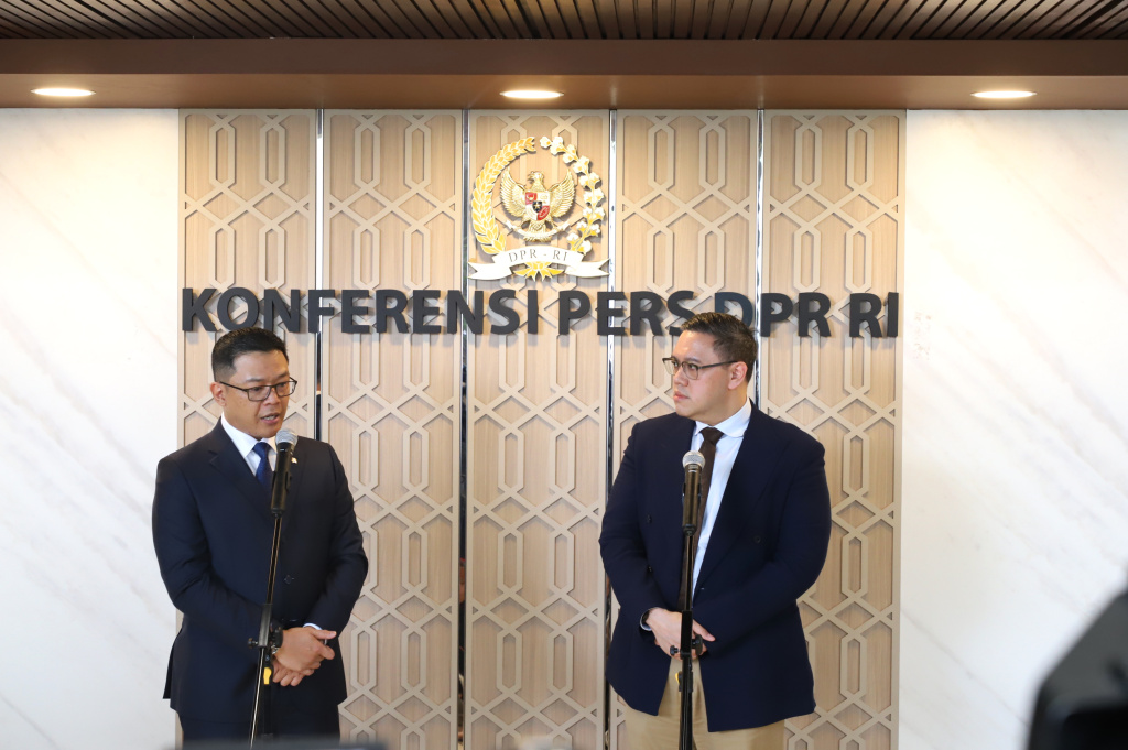 Menlu Sugiono memberikan keterangan pers usai mengikuti raker dengan Komisi I DPR membahas tentang Iuran Dewan Perdamaian atau Boar of Peace (BoP) akan digunakan untuk kepentingan Gaza dan Palestina (Ashar/SinPo.id)