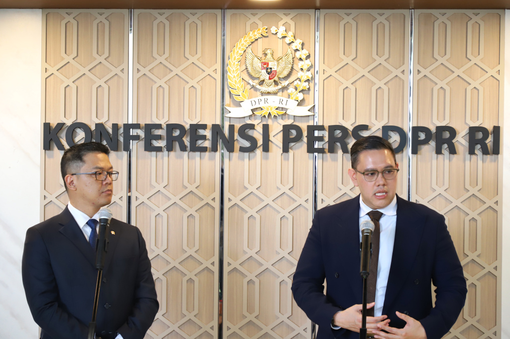 Menlu Sugiono memberikan keterangan pers usai mengikuti raker dengan Komisi I DPR membahas tentang Iuran Dewan Perdamaian atau Boar of Peace (BoP) akan digunakan untuk kepentingan Gaza dan Palestina (Ashar/SinPo.id)