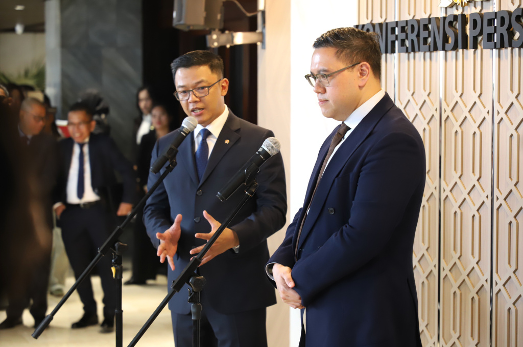 Menlu Sugiono memberikan keterangan pers usai mengikuti raker dengan Komisi I DPR membahas tentang Iuran Dewan Perdamaian atau Boar of Peace (BoP) akan digunakan untuk kepentingan Gaza dan Palestina (Ashar/SinPo.id)