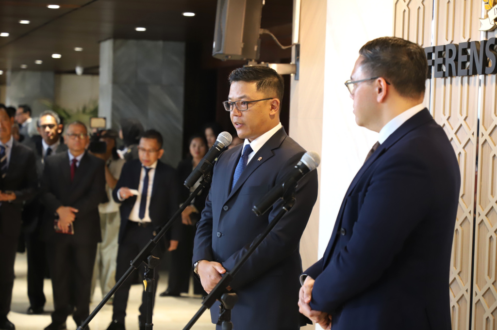 Menlu Sugiono memberikan keterangan pers usai mengikuti raker dengan Komisi I DPR membahas tentang Iuran Dewan Perdamaian atau Boar of Peace (BoP) akan digunakan untuk kepentingan Gaza dan Palestina (Ashar/SinPo.id)