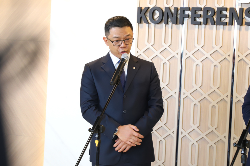 Menlu Sugiono memberikan keterangan pers usai mengikuti raker dengan Komisi I DPR membahas tentang Iuran Dewan Perdamaian atau Boar of Peace (BoP) akan digunakan untuk kepentingan Gaza dan Palestina (Ashar/SinPo.id)