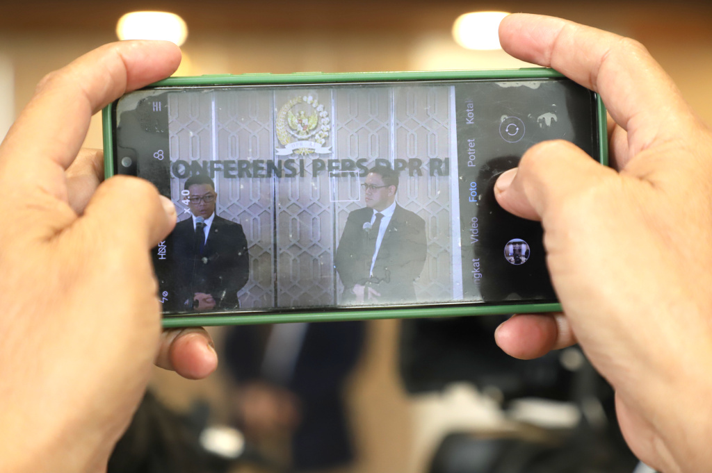 Menlu Sugiono memberikan keterangan pers usai mengikuti raker dengan Komisi I DPR membahas tentang Iuran Dewan Perdamaian atau Boar of Peace (BoP) akan digunakan untuk kepentingan Gaza dan Palestina (Ashar/SinPo.id)