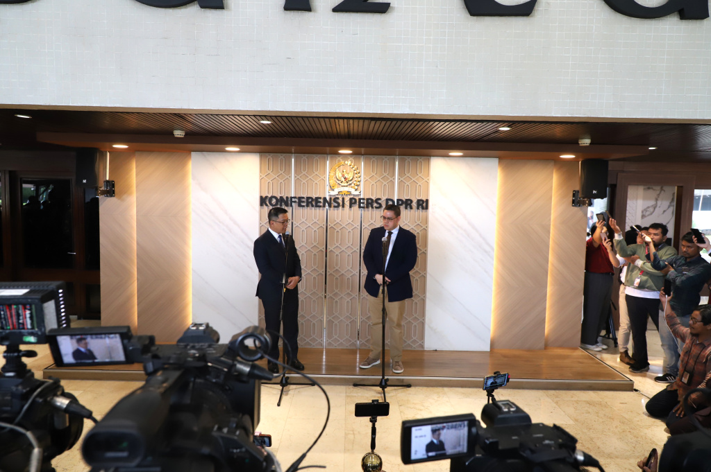 Menlu Sugiono memberikan keterangan pers usai mengikuti raker dengan Komisi I DPR membahas tentang Iuran Dewan Perdamaian atau Boar of Peace (BoP) akan digunakan untuk kepentingan Gaza dan Palestina (Ashar/SinPo.id)