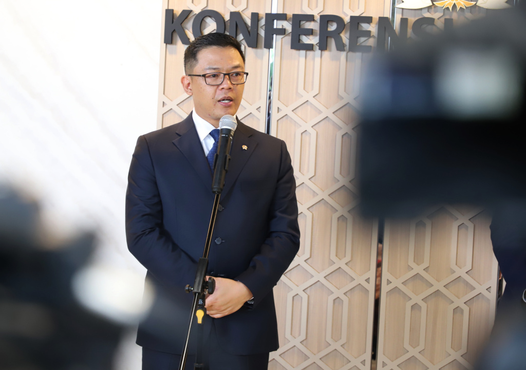 Menlu Sugiono memberikan keterangan pers usai mengikuti raker dengan Komisi I DPR membahas tentang Iuran Dewan Perdamaian atau Boar of Peace (BoP) akan digunakan untuk kepentingan Gaza dan Palestina (Ashar/SinPo.id)