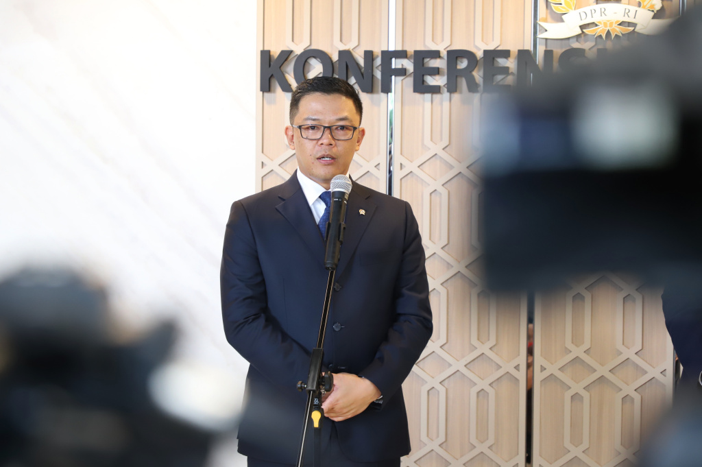 Menlu Sugiono memberikan keterangan pers usai mengikuti raker dengan Komisi I DPR membahas tentang Iuran Dewan Perdamaian atau Boar of Peace (BoP) akan digunakan untuk kepentingan Gaza dan Palestina (Ashar/SinPo.id)