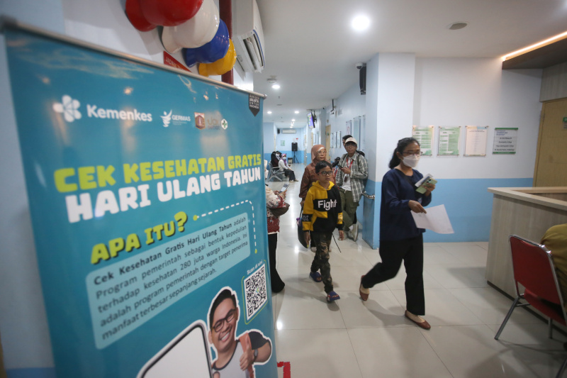 Menteri Pariwisata Widhyanti Putri sedang meninjai langsung peluncuran serentak program Presiden Prabowo di Pukesmas Tanah Abang (Ashar/Sinpo.id)