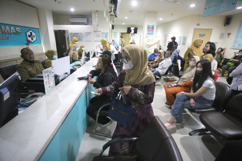 Menteri Pariwisata Widhyanti Putri sedang meninjai langsung peluncuran serentak program Presiden Prabowo di Pukesmas Tanah Abang (Ashar/Sinpo.id)