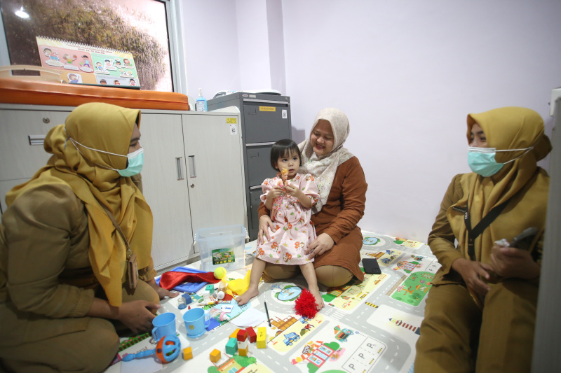 Menteri Pariwisata Widhyanti Putri sedang meninjai langsung peluncuran serentak program Presiden Prabowo di Pukesmas Tanah Abang (Ashar/Sinpo.id)