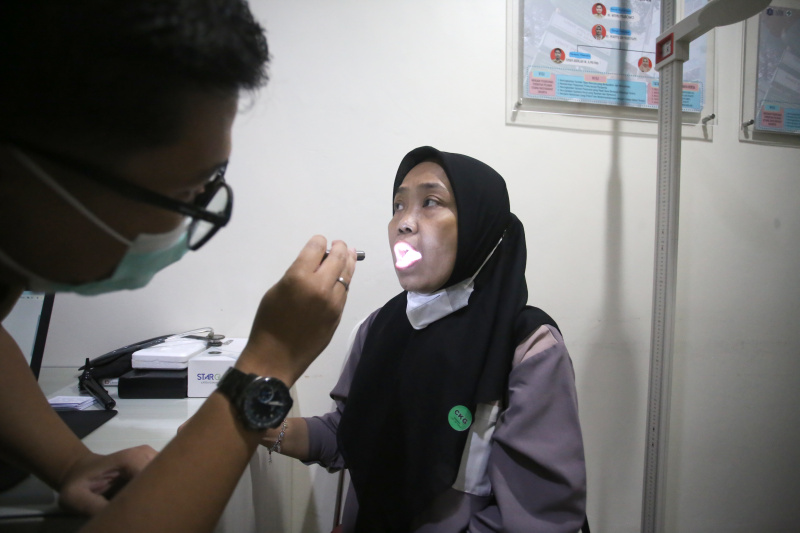 Menteri Pariwisata Widhyanti Putri sedang meninjai langsung peluncuran serentak program Presiden Prabowo di Pukesmas Tanah Abang (Ashar/Sinpo.id)