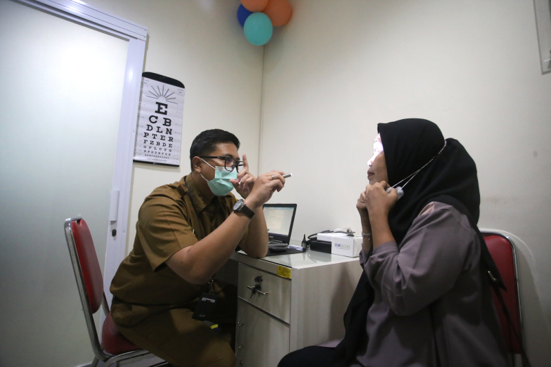 Menteri Pariwisata Widhyanti Putri sedang meninjai langsung peluncuran serentak program Presiden Prabowo di Pukesmas Tanah Abang (Ashar/Sinpo.id)