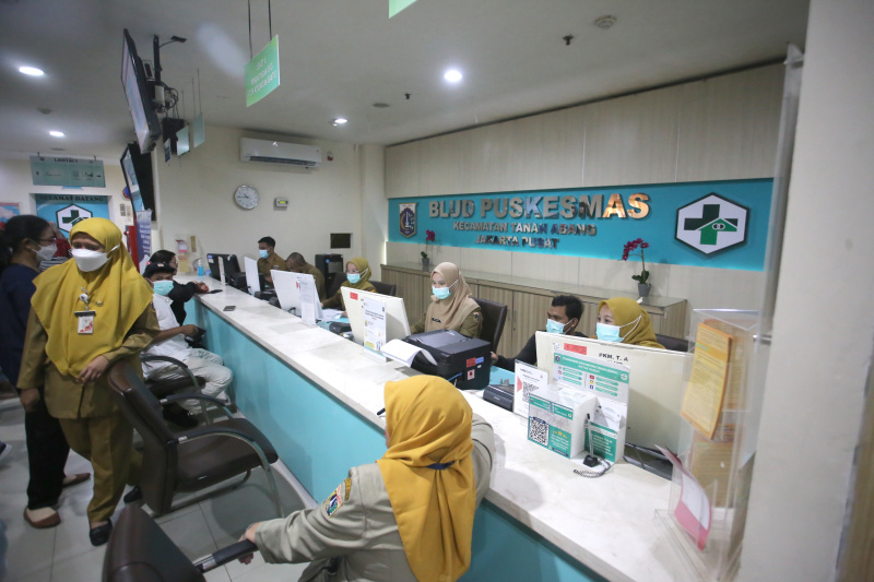 Menteri Pariwisata Widhyanti Putri sedang meninjai langsung peluncuran serentak program Presiden Prabowo di Pukesmas Tanah Abang (Ashar/Sinpo.id)