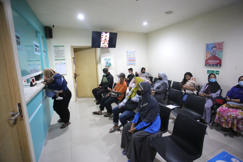 Menteri Pariwisata Widhyanti Putri sedang meninjai langsung peluncuran serentak program Presiden Prabowo di Pukesmas Tanah Abang (Ashar/Sinpo.id)