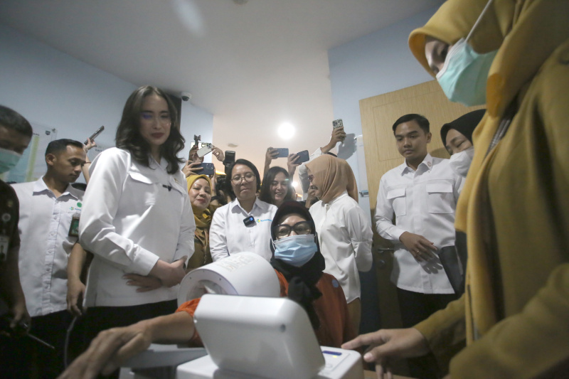 Menteri Pariwisata Widhyanti Putri sedang meninjai langsung peluncuran serentak program Presiden Prabowo di Pukesmas Tanah Abang (Ashar/Sinpo.id)