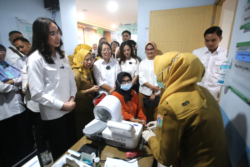 Menteri Pariwisata Widhyanti Putri sedang meninjai langsung peluncuran serentak program Presiden Prabowo di Pukesmas Tanah Abang (Ashar/Sinpo.id)