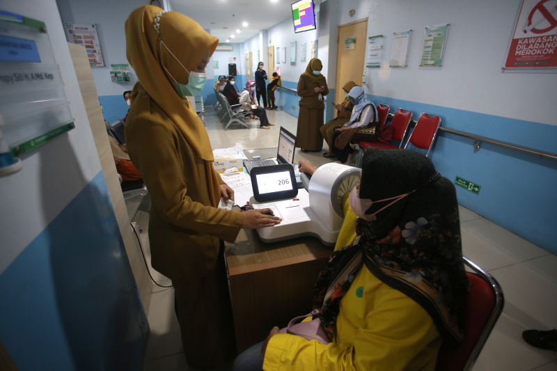 Menteri Pariwisata Widhyanti Putri sedang meninjai langsung peluncuran serentak program Presiden Prabowo di Pukesmas Tanah Abang (Ashar/Sinpo.id)