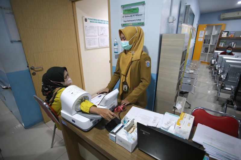 Menteri Pariwisata Widhyanti Putri sedang meninjai langsung peluncuran serentak program Presiden Prabowo di Pukesmas Tanah Abang (Ashar/Sinpo.id)