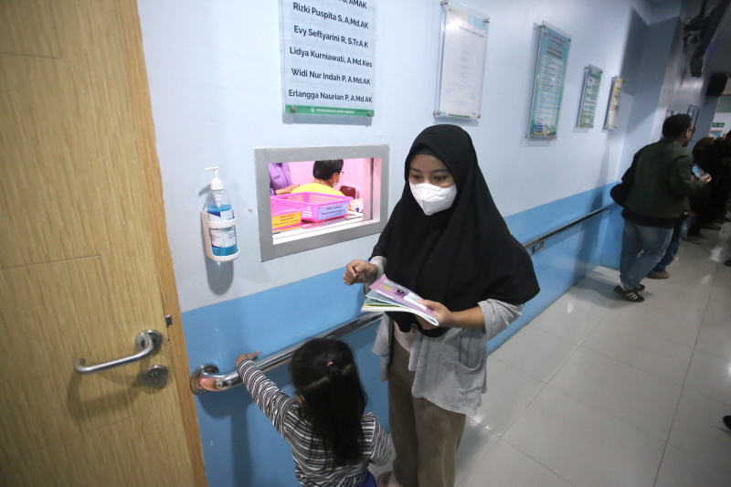 Menteri Pariwisata Widhyanti Putri sedang meninjai langsung peluncuran serentak program Presiden Prabowo di Pukesmas Tanah Abang (Ashar/Sinpo.id)