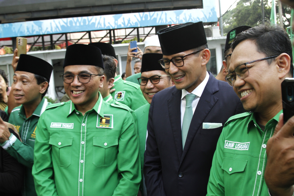 Plt Ketua Umum PPP Muhammad Mardiono meresmikan Menparekraf Sandiaga Salahuddin Uno menjadi Anggota PPP (Ashar/SinPo.id)