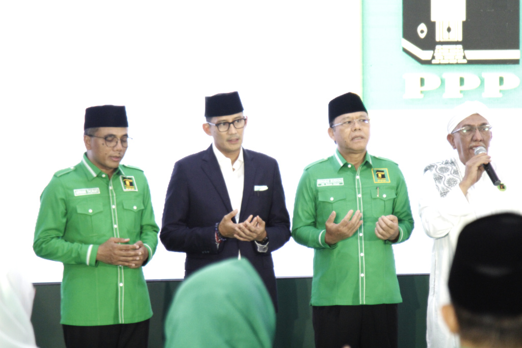 Plt Ketua Umum PPP Muhammad Mardiono meresmikan Menparekraf Sandiaga Salahuddin Uno menjadi Anggota PPP (Ashar/SinPo.id)