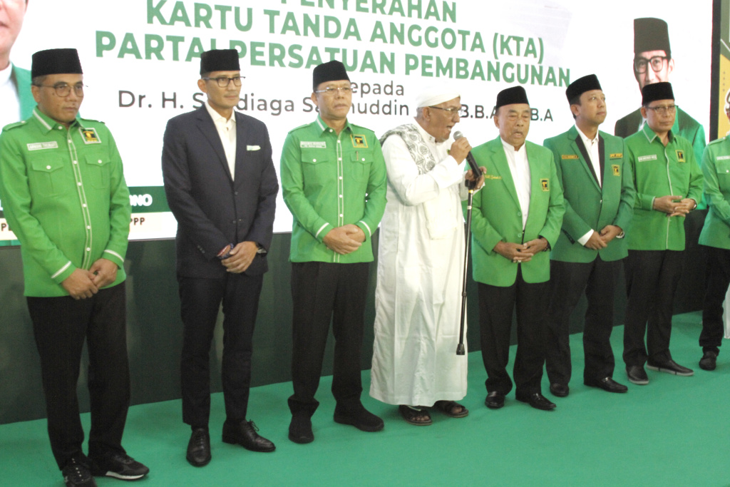 Plt Ketua Umum PPP Muhammad Mardiono meresmikan Menparekraf Sandiaga Salahuddin Uno menjadi Anggota PPP (Ashar/SinPo.id)