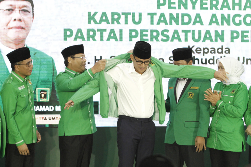 Plt Ketua Umum PPP Muhammad Mardiono meresmikan Menparekraf Sandiaga Salahuddin Uno menjadi Anggota PPP (Ashar/SinPo.id)