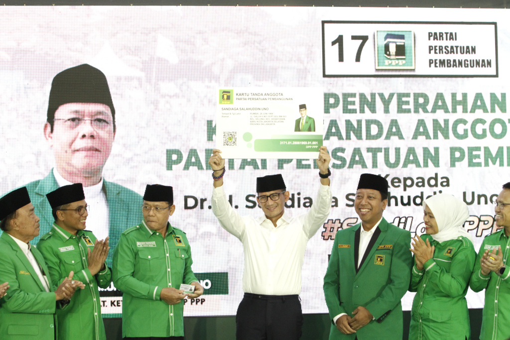 Plt Ketua Umum PPP Muhammad Mardiono meresmikan Menparekraf Sandiaga Salahuddin Uno menjadi Anggota PPP (Ashar/SinPo.id)