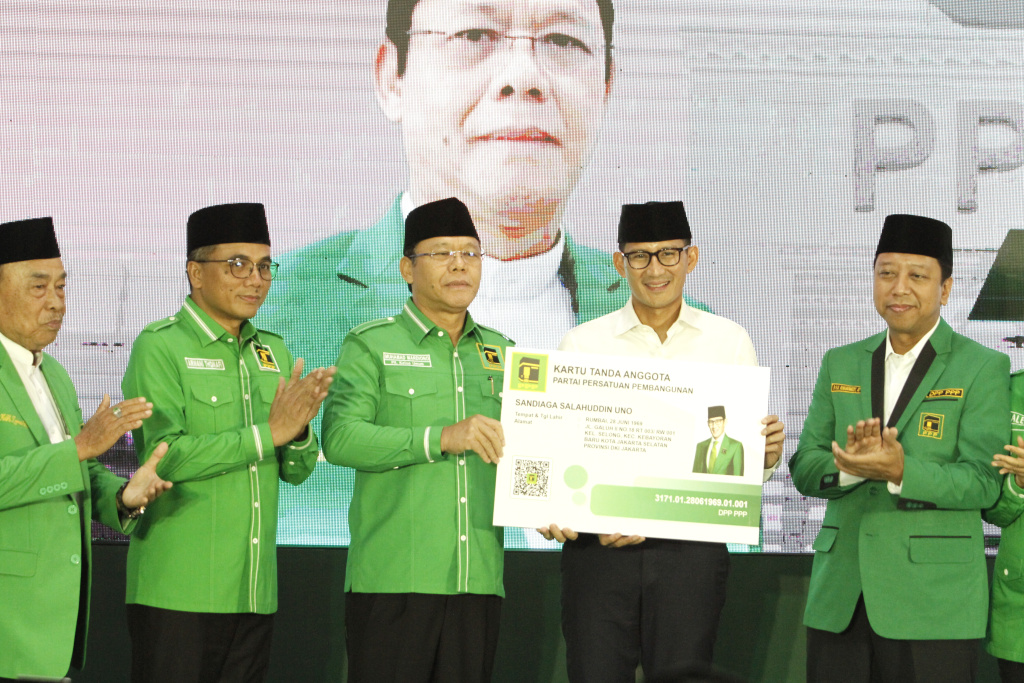 Plt Ketua Umum PPP Muhammad Mardiono meresmikan Menparekraf Sandiaga Salahuddin Uno menjadi Anggota PPP (Ashar/SinPo.id)