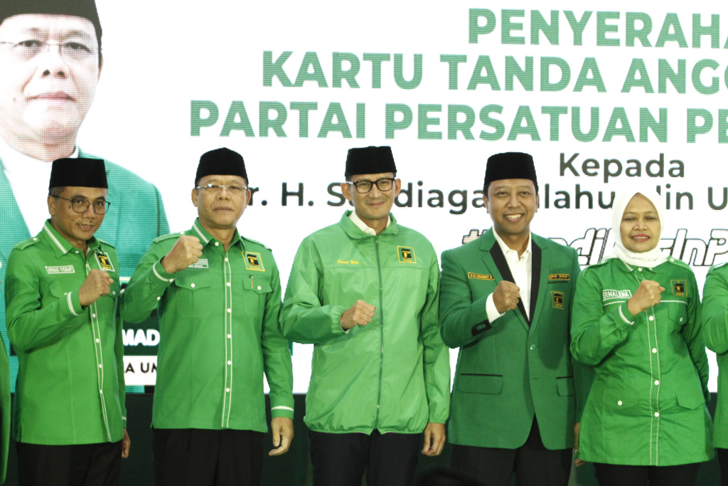 Plt Ketua Umum PPP Muhammad Mardiono meresmikan Menparekraf Sandiaga Salahuddin Uno menjadi Anggota PPP (Ashar/SinPo.id)