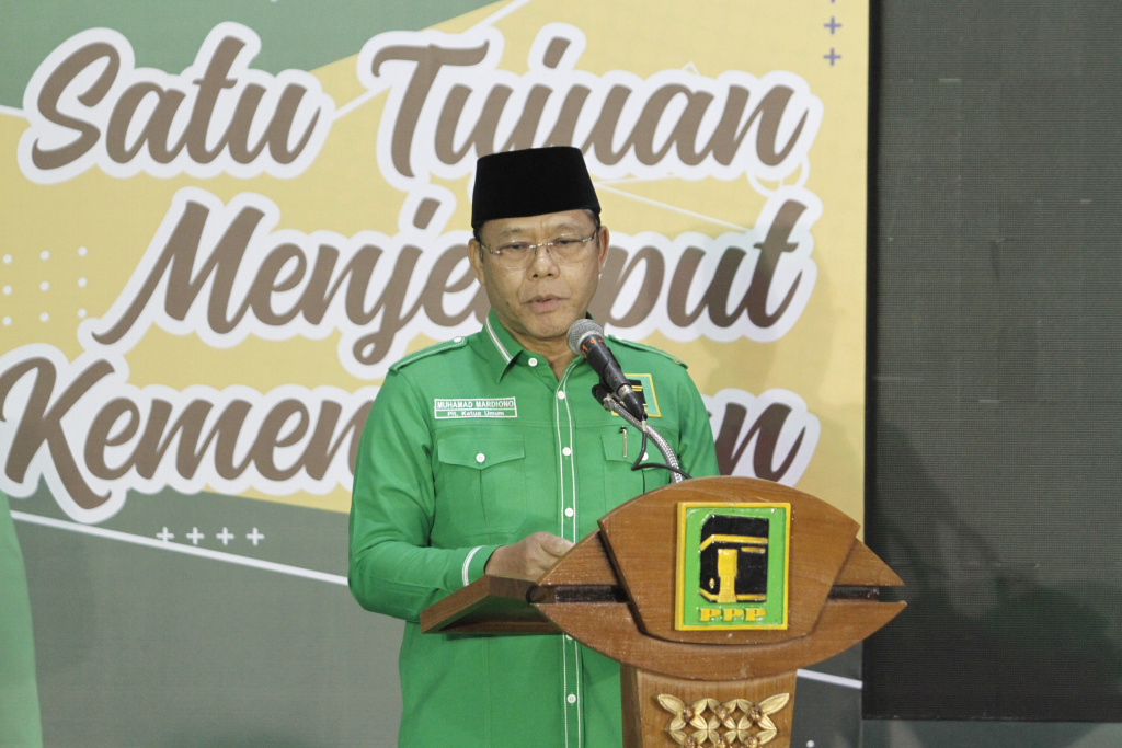 Plt Ketua Umum PPP Muhammad Mardiono meresmikan Menparekraf Sandiaga Salahuddin Uno menjadi Anggota PPP (Ashar/SinPo.id)