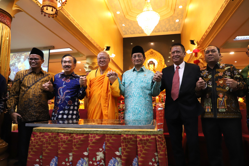 Menteri Agama Nasaruddin Umar menghadiri Perayaan Tri Suci Waisak 2569 BE di Wihara Ekayana Arama (Ashar/SinPo.id)