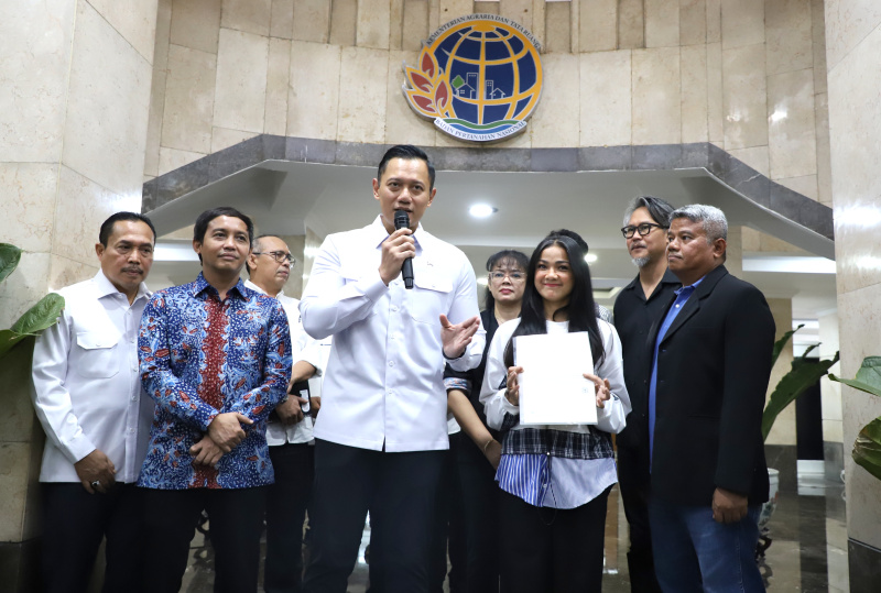 Aktris Nirina Zubir menerima sertifikat tanah dari Menteri ATR/BPN Agus Harimurti Yudhoyono (AHY) di Kementrian ATR/BPN (Ashar/SinPo.id)