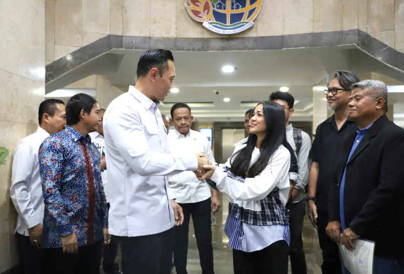 Aktris Nirina Zubir menerima sertifikat tanah dari Menteri ATR/BPN Agus Harimurti Yudhoyono (AHY) di Kementrian ATR/BPN (Ashar/SinPo.id)