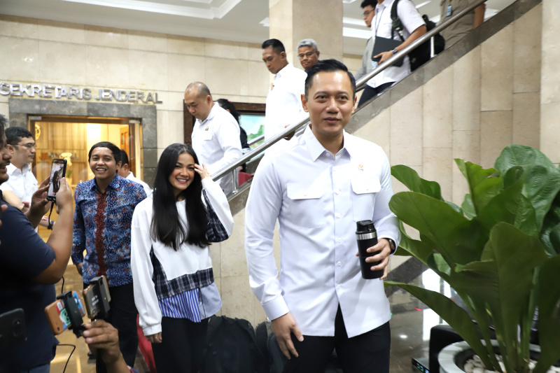 Aktris Nirina Zubir menerima sertifikat tanah dari Menteri ATR/BPN Agus Harimurti Yudhoyono (AHY) di Kementrian ATR/BPN (Ashar/SinPo.id)