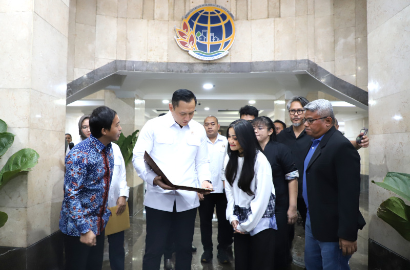 Aktris Nirina Zubir menerima sertifikat tanah dari Menteri ATR/BPN Agus Harimurti Yudhoyono (AHY) di Kementrian ATR/BPN (Ashar/SinPo.id)