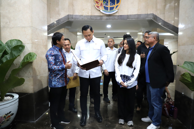 Aktris Nirina Zubir menerima sertifikat tanah dari Menteri ATR/BPN Agus Harimurti Yudhoyono (AHY) di Kementrian ATR/BPN (Ashar/SinPo.id)