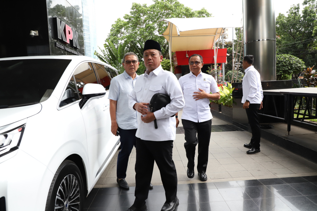 Menteri ATR/BPN Nusron Wahid mendatangi Gedung KPK untuk meminta masukan mencegah pungutan liar di bidang pertanahan (Ashar/SinPo.id)