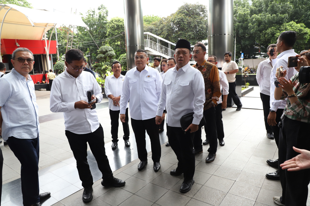 Menteri ATR/BPN Nusron Wahid mendatangi Gedung KPK untuk meminta masukan mencegah pungutan liar di bidang pertanahan (Ashar/SinPo.id)