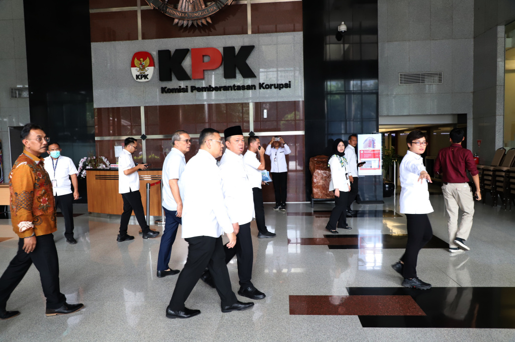 Menteri ATR/BPN Nusron Wahid mendatangi Gedung KPK untuk meminta masukan mencegah pungutan liar di bidang pertanahan (Ashar/SinPo.id)
